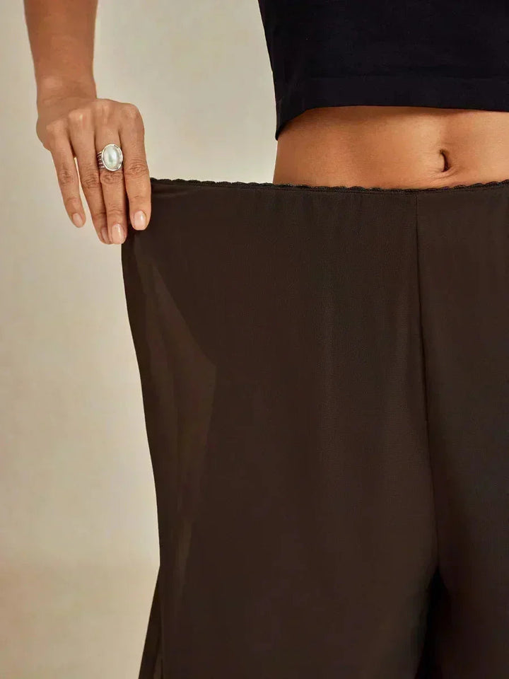 Rechte broek met chiffon split been overlay