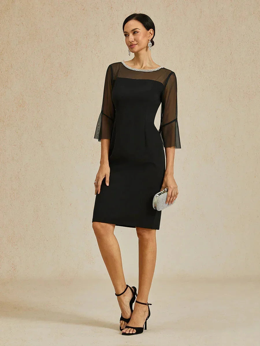 Elegante aansluitende cocktailjurk met uitlopende mouwen