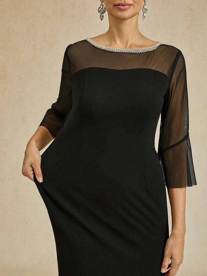 Elegante aansluitende cocktailjurk met uitlopende mouwen