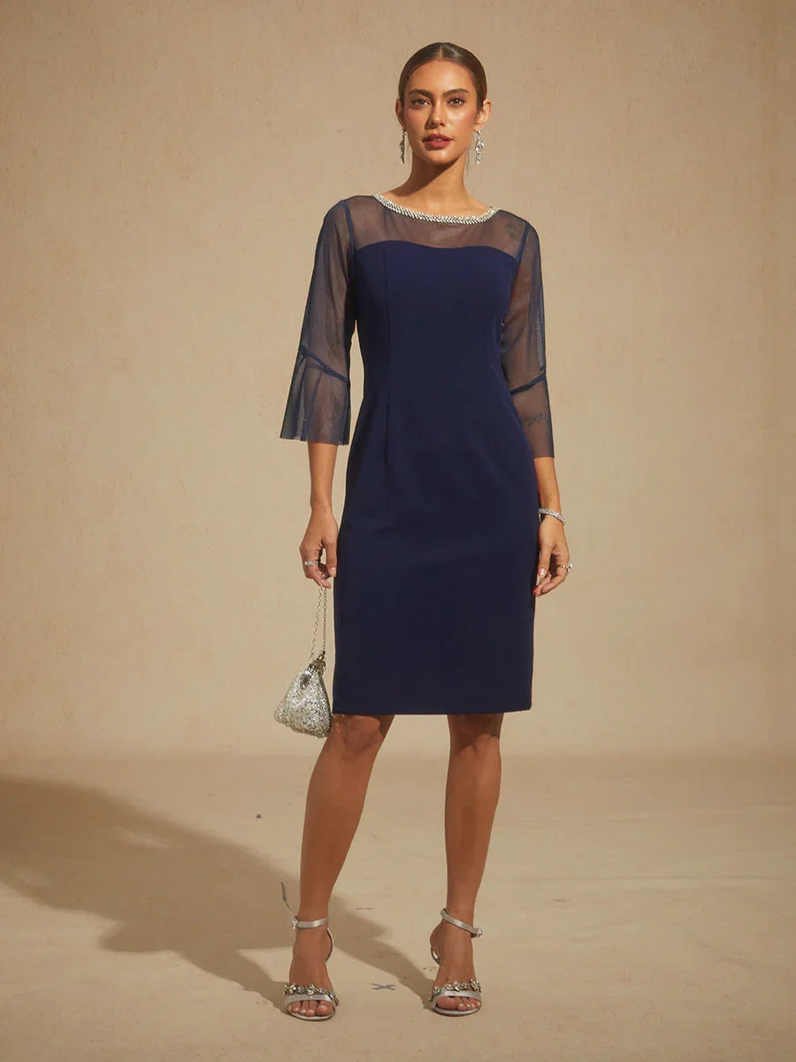 Elegante aansluitende cocktailjurk met uitlopende mouwen