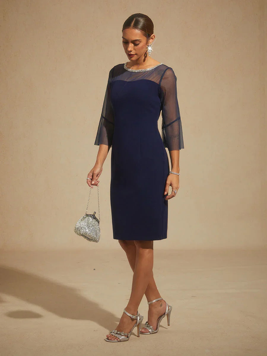 Elegante aansluitende cocktailjurk met uitlopende mouwen