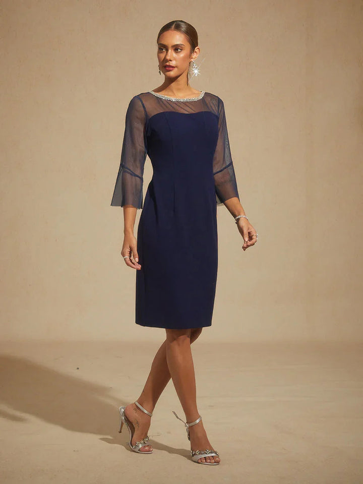 Elegante aansluitende cocktailjurk met uitlopende mouwen