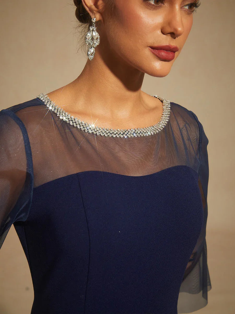 Elegante aansluitende cocktailjurk met uitlopende mouwen