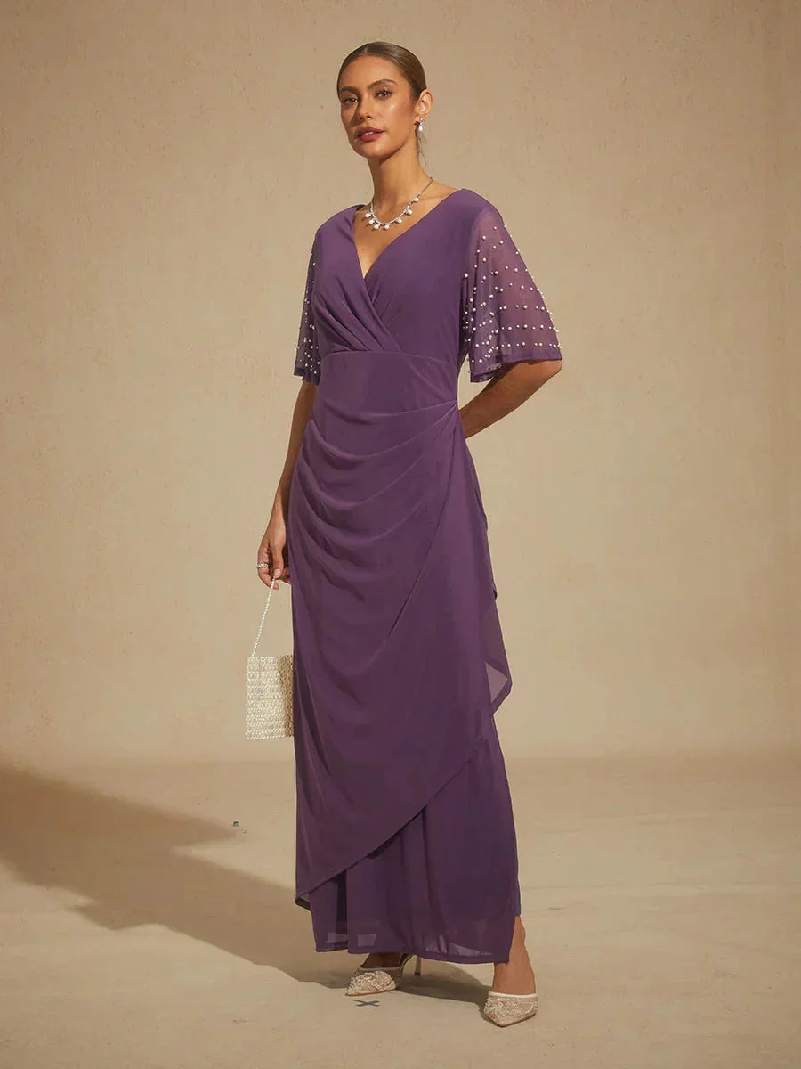 Elegante galajurk met versierde fladdermouwen