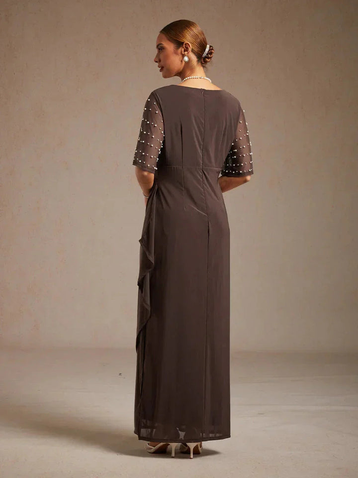 Elegante galajurk met versierde fladdermouwen