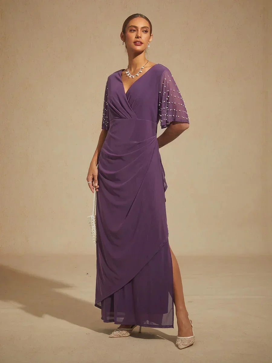Elegante galajurk met versierde fladdermouwen