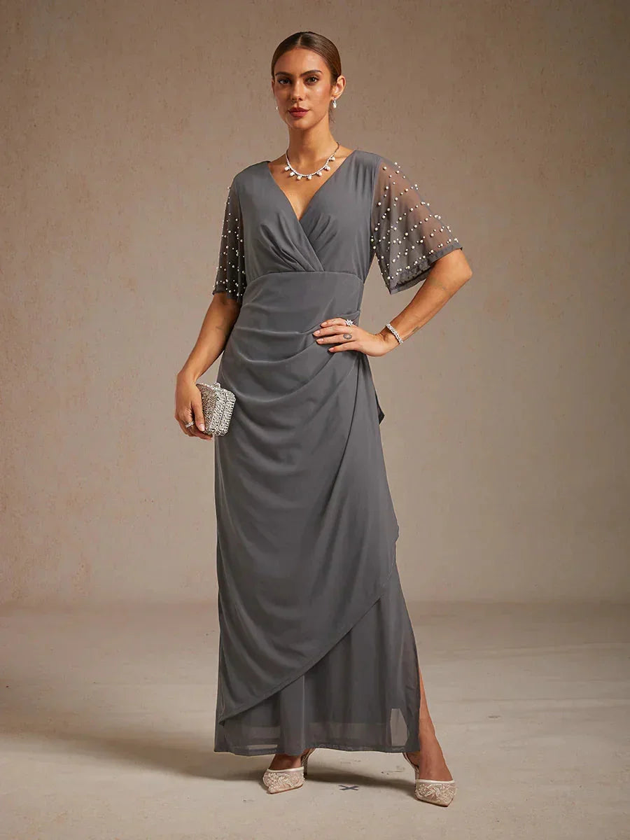 Elegante galajurk met versierde fladdermouwen