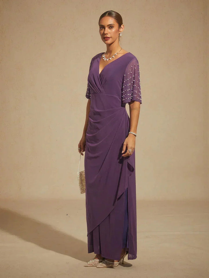 Elegante galajurk met versierde fladdermouwen