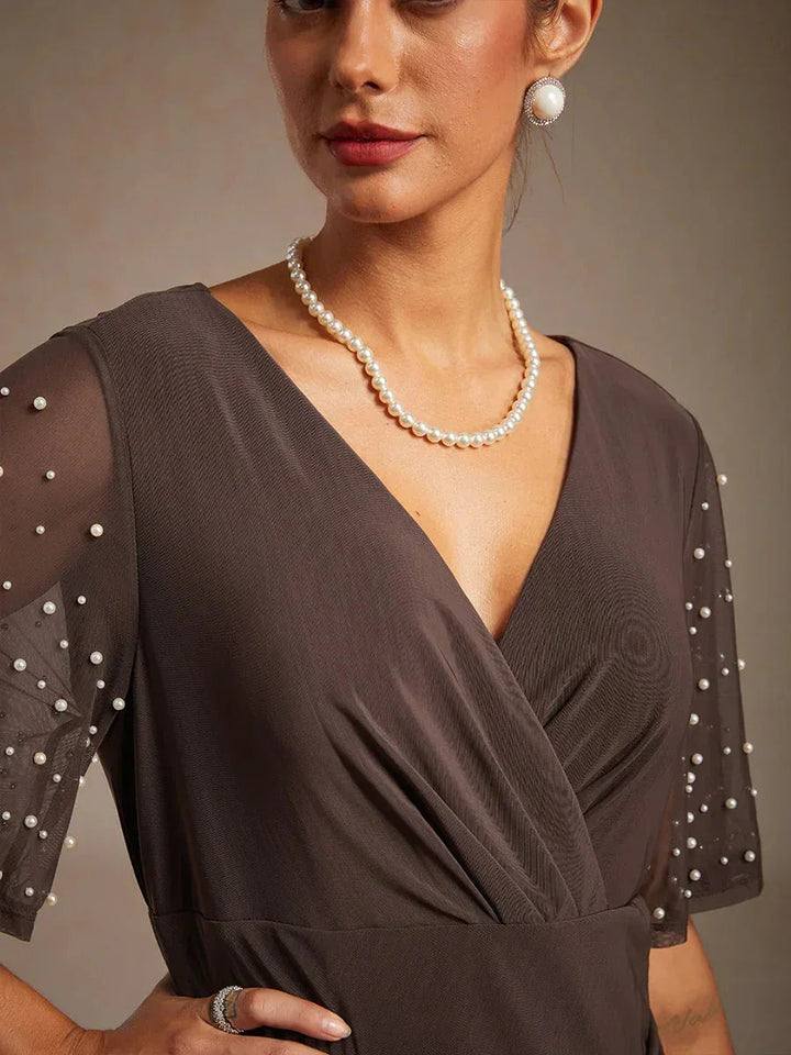 Elegante galajurk met versierde fladdermouwen