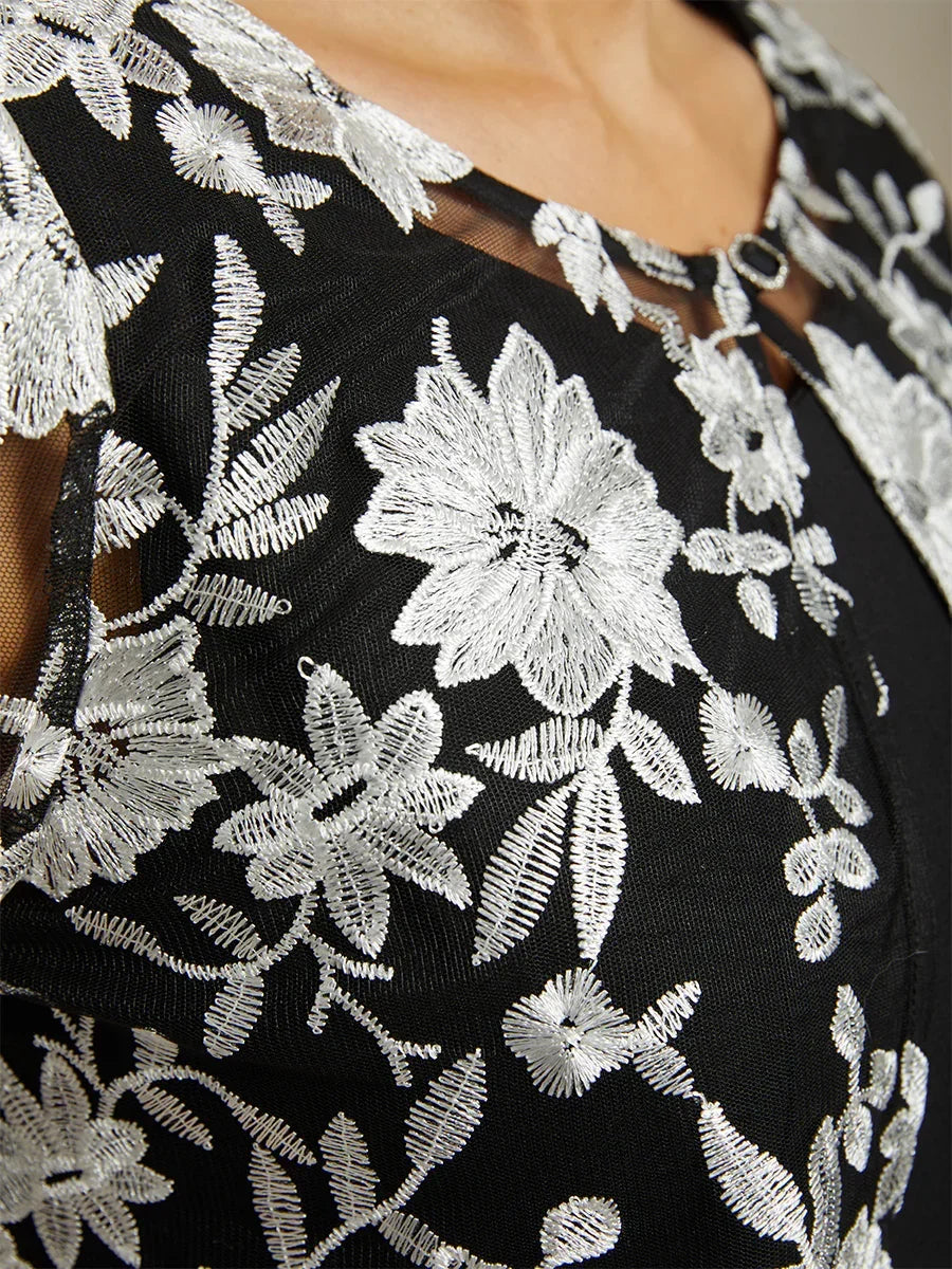 Geborduurde kanten jas met bloemen en geschulpte details