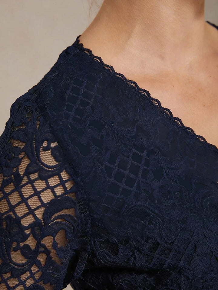 Vrouwelijke V-hals Stretch Kanten Top met Geschulpte Zoom